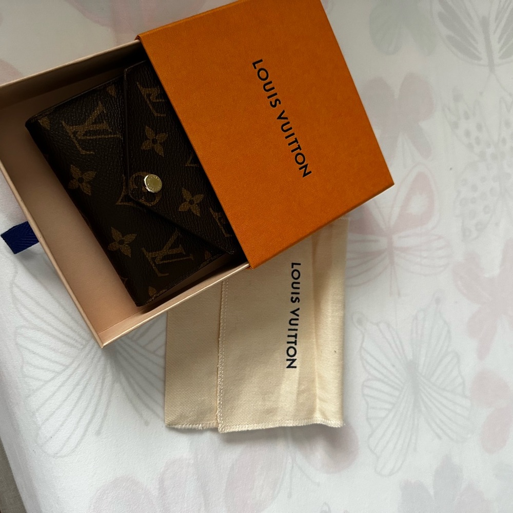 Lv Wallet with box and dust bag